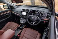 インテリアでは、シフトセレクターの設計やデジタルメーターの表示内容などに、ハイブリッド車と純ガソリン車の違いが見て取れる。