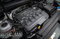 搭載される2リッターディーゼルターボエンジンは、基本的に「パサート」に積まれるものと同じだが、ターボ（パサートは水冷インタークーラー付き）とソフトウエア制御の違いで出力とトルクの特性を変更している。