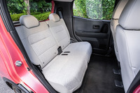 後席のポジションを最も後方にスライドさせた様子。トリコットの後席ドアトリムクロスも「プレミアムインテリアパッケージ」に含まれるオプションアイテムとなる。