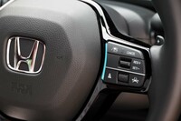 ADASの操作を担う、ステアリングホイールの右スイッチパネル。「Honda SENSING 360＋」ではアダプティブクルーズコントロール（ACC）と車線維持支援システム（LKAS）が完全連動式となるため（ACC作動中のLKASのオフは不可能）、ベース車ではパネルの右下にあるLKASのスイッチを廃止。それに代えて、「レコメンド型車線変更支援機能（追い越し支援／分岐退出支援）」の承認スイッチが設置された。