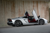 「カウンタック」以来の伝統を持つシザードアにはカーボンモノコック素材が用いられており、開け閉めに往年のような力は必要としない。