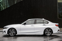 新型「3シリーズ」のサイドビュー。
	ほった：「確かに、ボディーの厚みを感じますね。特にフロントのドアまわり」