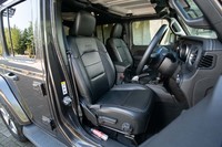 シート表皮は写真のブラックレザーのほかにファブリックも用意されている。背もたれには「Jeep」のステッチがあしらわれる。