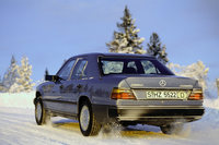 「W124」には、オートマチックロッキングデファレンシャルや、スキッドコントロールシステムを備えた電子制御4WD「4MATIC」搭載車も設定された。