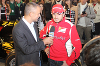 当時スクーデリア・フェラーリのパイロットだったジャンカルロ・フィジケラがゲストとして招かれ、インタビューを受ける。