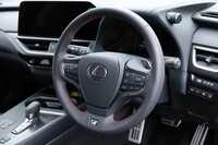 運転席まわりのデザインは、新世代のものへと改められた。パネルやトレー、スイッチベースなどのパーツ類ではメタル感が表現されている。