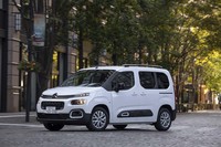 シャシーは「C5エアクロスSUV」などと同じ「EMP2」プラットフォームがベース。リアサスまわりのパーツは先代モデルから流用し、荷室スペースを稼いでいる。