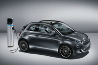 2020年3月に発表された次期型「フィアット500」。外観はキープコンセプトだが、中身は100％電気自動車に進化している。