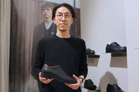 アシックスの出展内容を説明してくれた、ブランド戦略部の鈴木 徹氏。