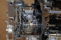 フロントセクションにはエンジンとモーター、6段ATが直列に配置され、モーターとATの間は湿式多板クラッチによって動力伝達される。