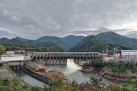 鹿瀬ダムは、山の上の「四季めぐり展望台 天女の花筏」からなら全景が見下ろせるのだが、スマホで確認したところ、「レイクサイドの駐車場から上り坂が5.1km。徒歩で1時間半」と出て断念した。雨も降ってましたし、また今度ね。