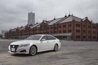クラウンの特別仕様車、S“Elegance Style”。その磨き抜かれたクオリティーは、さまざまなシチュエーションで存在感を放つ。