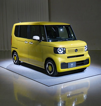 新型「ホンダN-BOX」には、サイドミラーやドアハンドルをオフホワイトとし、ボディー同色のホイールキャップを装着した「ファッションスタイル」（写真）もラインナップされる。