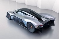 アストンマーティンのハイパーカー「ヴァルキリー」。現在アストンでは、同車の弟分にあたるミドシップのスーパースポーツカーも開発が進められている。