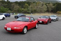 「新型車大試乗会」には、サプライズで懐かしの名車の姿も。写真の「ユーノス・ロードスター」のほか「マツダRX-8」も並んだ。