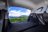 荷室は床下に走行用バッテリーがおさまるため、純ガソリン車の「キャプチャー」より容量が減るものの、それでも5人乗車時で440リッターを確保。60：40分割式の後席を倒すことで、さまざまな荷物を収納できる。