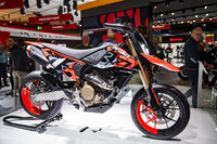 ドゥカティ久々の単気筒エンジンを搭載した「ハイパーモタード698モノ」。軽量な車体にパワフルなエンジンを搭載した刺激的なモデルだ。（写真：河野正士）