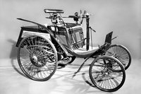 1894年にベンツが発売した「ヴェロ」。RRの駆動方式を用いた簡便な四輪車で1898年までに1200台が量産されたという。