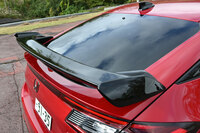 「シビック用テールゲートスポイラー（ウイングタイプ）」は、大きな翼端板も特徴となる。