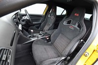 「メガーヌR.S.トロフィー」の前席。アルカンターラ仕立てのフルバケットタイプとなっている。