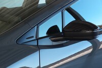 新型「プリウス」のサイドミラー周辺部。ミラーの前方には、空力性能を高める小さなフィンが備わる。