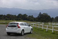 ボディーカラーは、テスト車の「クリスタルホワイトパール」を含め、全6色が用意される。
    