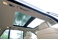 オプションの電動パノラマガラスサンルーフ。お値段は、21万5000円也。