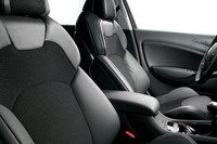 特別装備のハーフレザーシート。