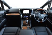 外観と同様、「堂々とした車格感を追求した」というインテリア。写真は「エグゼクティブラウンジ」のものだが、グレードによる基本デザインの差異はない。
    