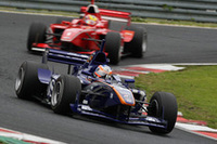 クインタレッリは、トレルイエ（写真後）をして「パーフェクト」と言わしめる走りで初優勝を手にした。
