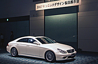 展示会にはDigicore808を搭載した「メルセデス・ベンツCLS」が用意された。スピーカーはソニックデザインの最上級モデル「UNIT-N100N」（41万1600円）＋「UNIT-N52N」（29万6100円）の新エンクロージャー採用モデルに換装。フロント2ウェイシステムで上質なサウンドを実現していた。