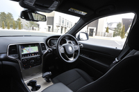 運転席まわりの様子。T字型のセンターパネルは、「ジープ・ラングラー」のフロントデザインをモチーフにしたものだという。
    
