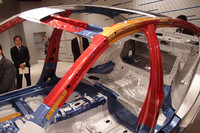 カットモデルで赤く示される部分が、今回話題となっている1.2GPa級の高成形性超ハイテン材。以下強度の順に、オレンジの部分が780〜980MPa、青い部分は440〜590MPa、地色（無色）の部分は200〜300MPa程度の「軟鋼」を示す。