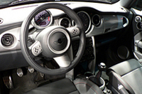 3本スポークのステアリングにはマルチファンクションが備わる。シートはレカロ製のスポーツシート。なお、写真はショーモデルのため左ハンドルだが、日本仕様は右ハンドルのみとなる。