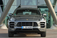 サイドミラーを除いた全幅は、「マカン ターボ」「マカンS」ともに1923mm。
    