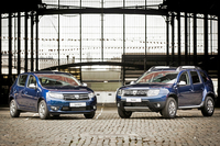 ダチアの「サンデロ」（左）と、「ダスター」（右）。