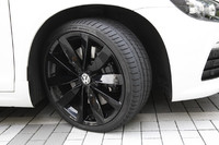 ブラック塗装の8J×19アルミホイールを装着。235/35R19サイズのタイヤを履く。