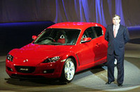 
	発表会で挨拶するのは、マツダのルイス・ブース代表取締役社長（CEO）
	 