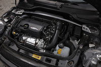 エンジンは「ジョンクーパーワークス」シリーズの中でも「ペースマン」や「クロスオーバー」などと同じ高出力版を搭載。ハッチバックのJCWより7psほど最高出力が高い。