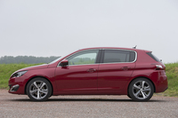 サイドビュー。後ろに向かって跳ね上がるキャラクターラインや、ドアパネルよりも後方に伸びるリアウィンドウが特徴的だ。