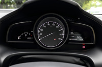 メーターは表示コントラストを向上させることで、瞬読性を改善。また、フォントの種類や色、太さなどをそろえ、統一感を出している。