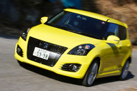 サスペンションのダンパーはモンロー製。フロントにはリバウンドスプリングを内蔵し、ロールを低減させている。