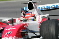 トヨタのティモ・グロック（写真）は11番手からスタートで順位を落したが、その後セーフティーカー走行中に7位、そして最後は自身最高の4位でフィニッシュした。ヤルノ・トゥルーリも6位で、トヨタは2006年日本GP以来となるダブル入賞にわいた。（写真＝Toyota）