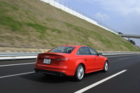 「S4」には、フルタイムの4WDシステム「クワトロ」が採用される。通常40：60の前後トルク配分は、路面の状況に応じて変動。アンダーステアを抑えるトルクベクタリング機構も備わる。