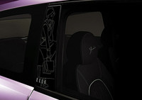 「ELLE」のBピラーにプリントされたイラストレーション。