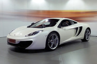 「MP4-12C」のボディーサイズは全長4509×全幅1908×全高1199mm。前に235/35R19、後ろに305/30R20サイズのタイヤを履く。