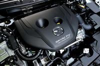 2.2リッターディーゼルがツインターボであるのに対し、新型「デミオ」に搭載された1.5リッターディーゼルエンジン（写真）はシングルターボとなる。最高出力は105ps。最大トルクは6AT仕様で25.5kgm、6MT仕様で22.4kgmを発生する。