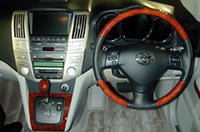 
	快適装備は、全モデルに左右独立式オートエアコンを標準装備する。センターコンソールはスライド式で、後ろに移動すれば左右のウォークスルー性が高まる
	 