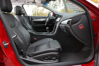 日本仕様では全グレードでレザーシートが標準となる。