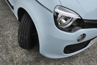 ボディーの前部にエンジンがないので、前輪が切れるのがこの兄弟の強み。49度もの切れ角を実現しており、最小回転半径は4.3m。